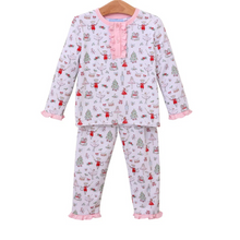 Load image into Gallery viewer, Get ready to dance your way into the holidays with our Nutcracker Ballet Loungewear Set from Trotter Street Kids! Made with comfort and style in mind, this set is the perfect addition to her wardrobe. So take a twirl, relax, and get cozy in our festive loungewear.
