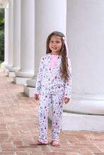 Load image into Gallery viewer, Get ready to dance your way into the holidays with our Nutcracker Ballet Loungewear Set from Trotter Street Kids! Made with comfort and style in mind, this set is the perfect addition to her wardrobe. So take a twirl, relax, and get cozy in our festive loungewear.
